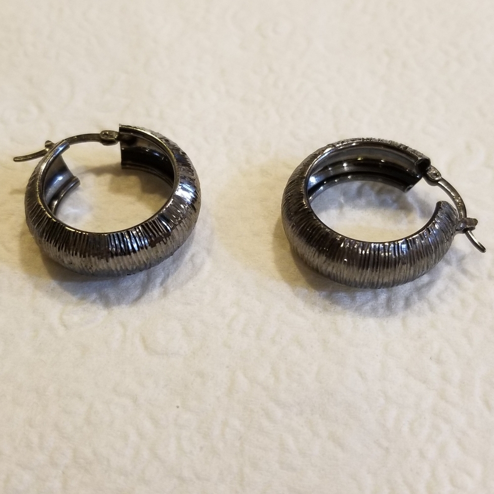 VicenzaSilver Sterling Diamond Cut 1" Hoop Earrings Black